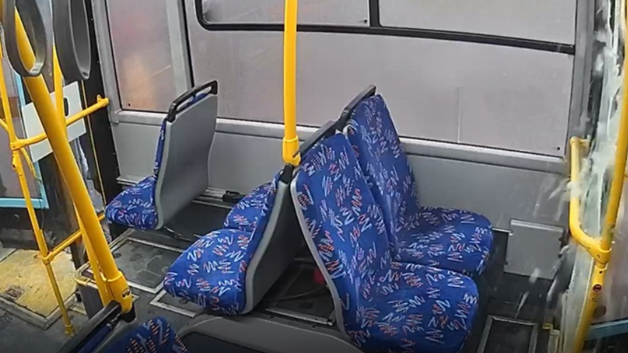 Архангелогородец окажется в суде за вандализм в автобусе Обвиняемый частично признал свою вину