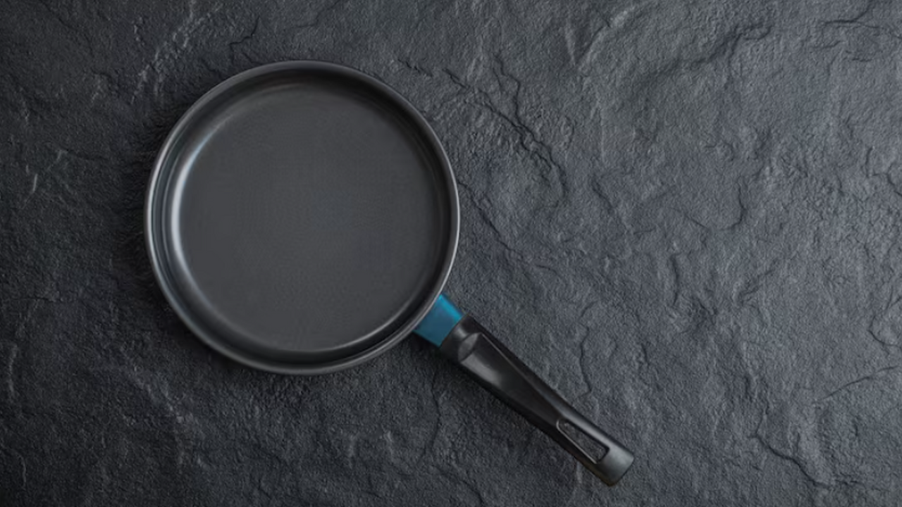 Пара минут и сковорода чистейшая: от нагара ни следа - секреты домашнего лайфхака Как избавиться от нагара на сковороде: проверен...