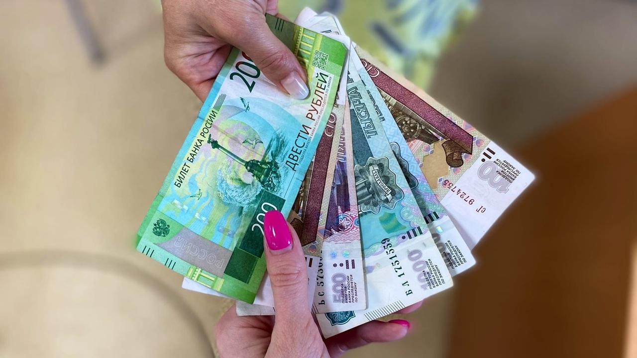 Коллекционеры массово скупают банкноты номиналом 200 рублей: что в них особенного - поищите такие у себя в кошельке Банкноты 2000 рублей: какие серии стоят десятки...