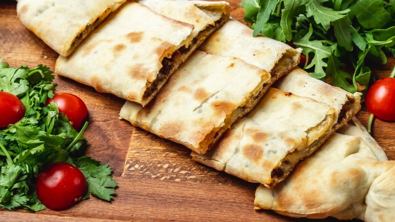 Муж забыл про чебуреки: теперь просит только эти лепешки с фаршем — готовлю за 10 минут Вот простой рецепт вкусных и недорогих закусок ...