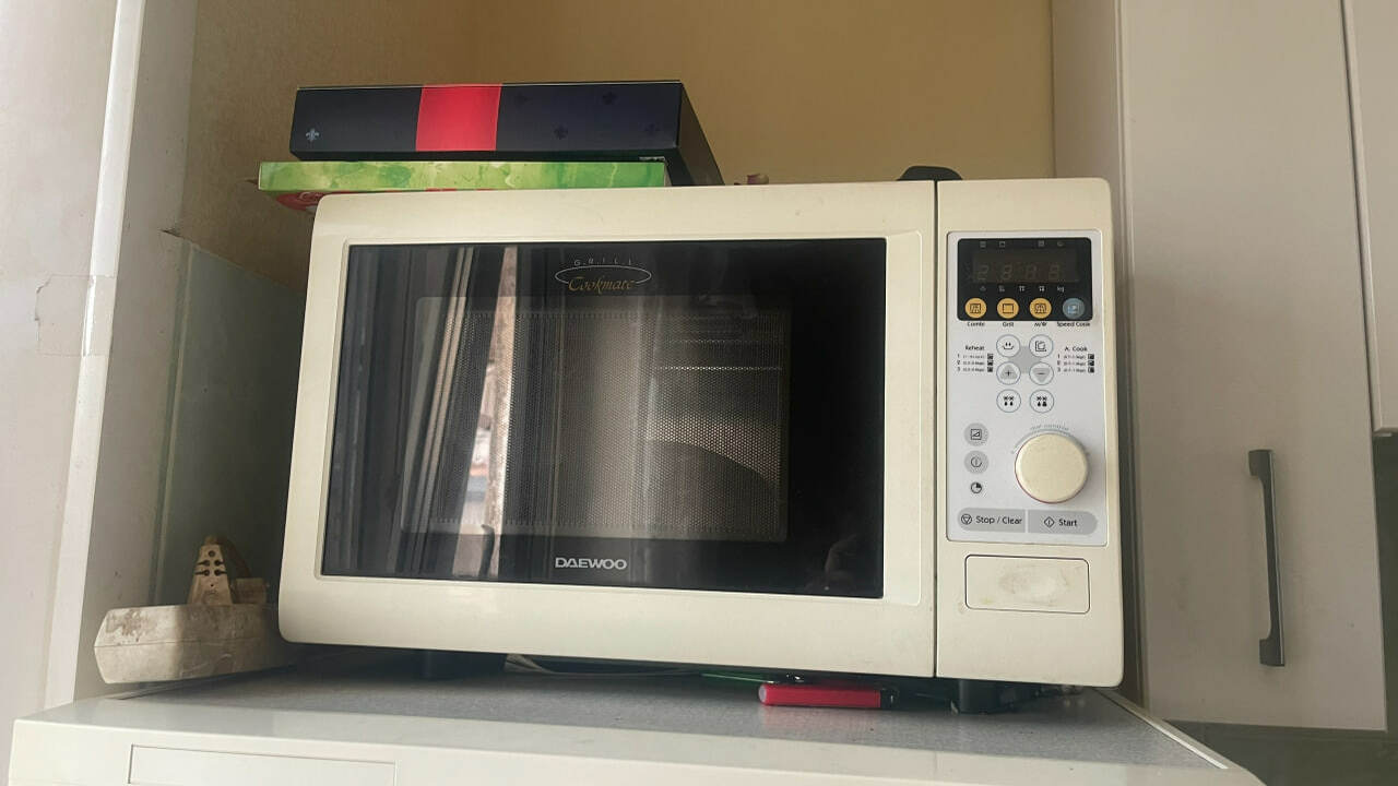 Микроволновая печь часто загрязняется, поэтому ...