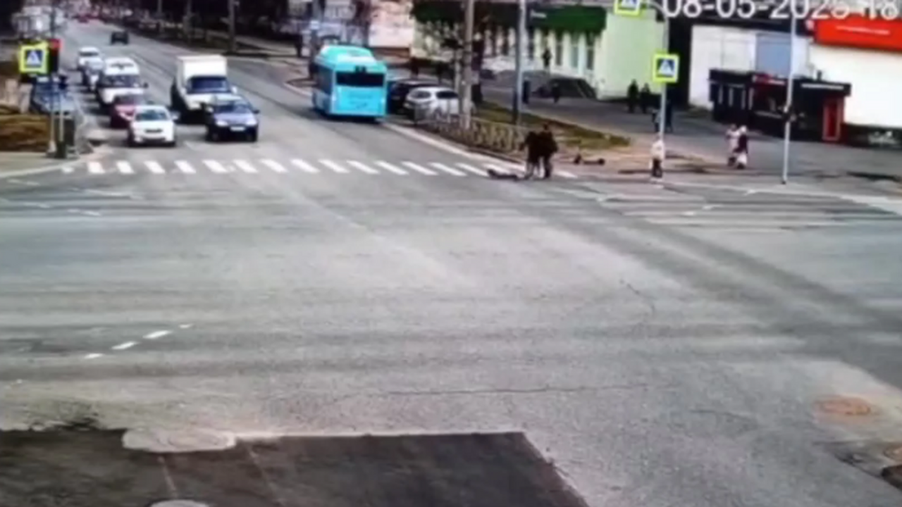 В Архангельске нетрезвый электросамокатчик влетел в автобус №1 Пострадавшего жителя Архангельска доставили в м...