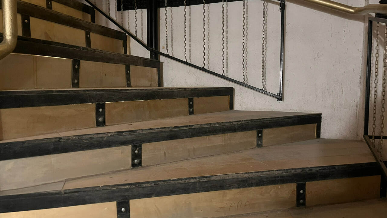 Соседка так помешана на чистоте, что моет лестн...