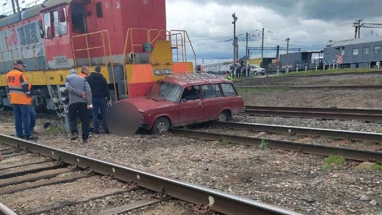 В Архангельской области машина влетела под тепловоз: проверка началась Сейчас Котласская транспортная прокуратура пров...