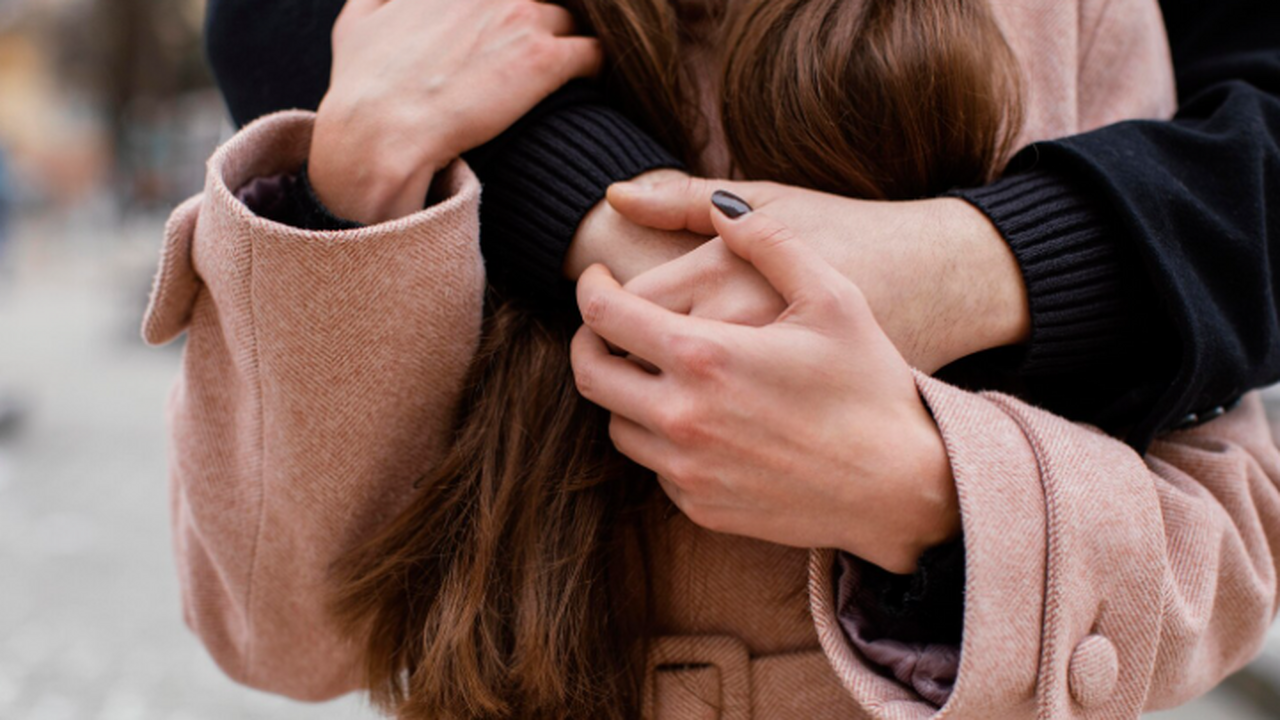 Объятия могут положительно влиять на психоэмоци...