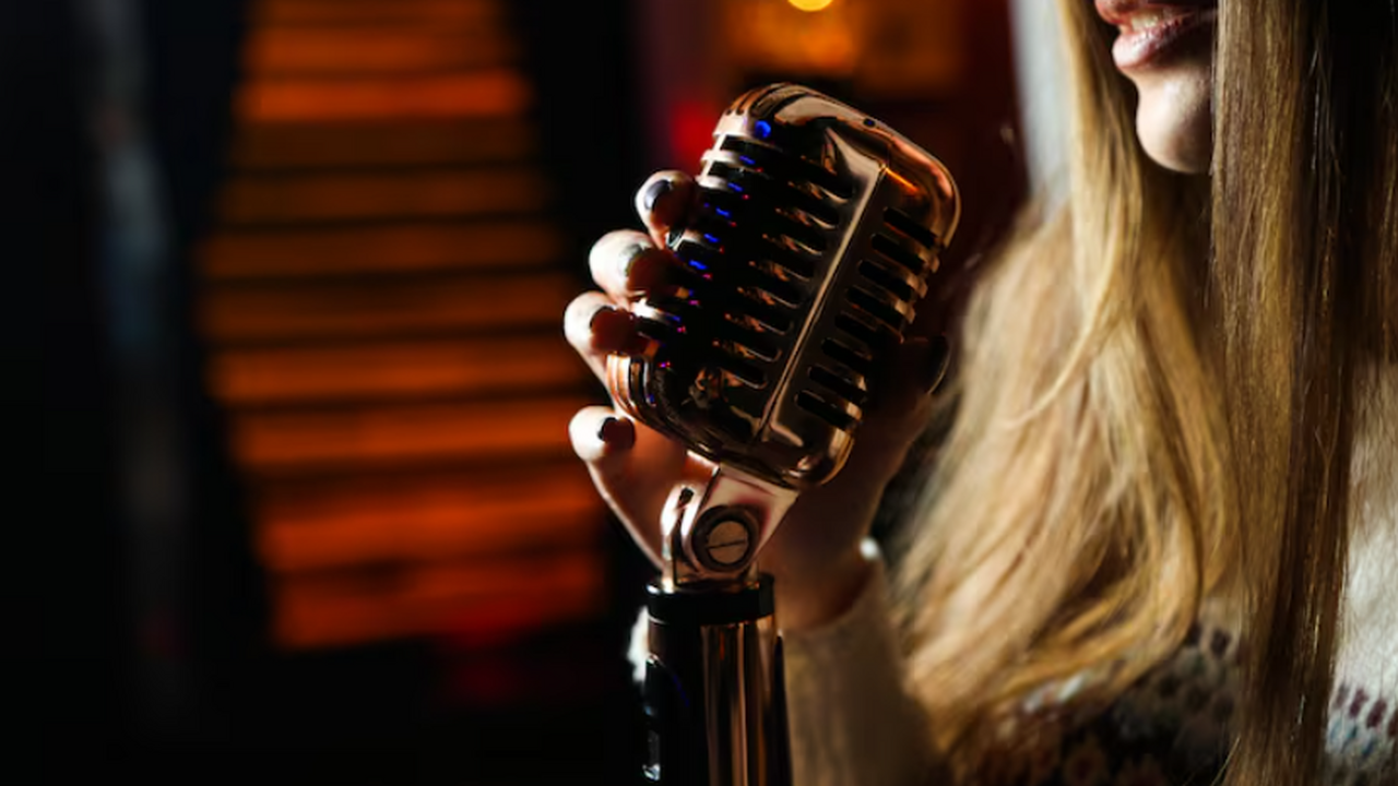 В 90-е этой песни стыдились многие, а сейчас ее спокойно включают на утренниках “Маленькая страна” Наташи Королёвой: хит 90-х, ...