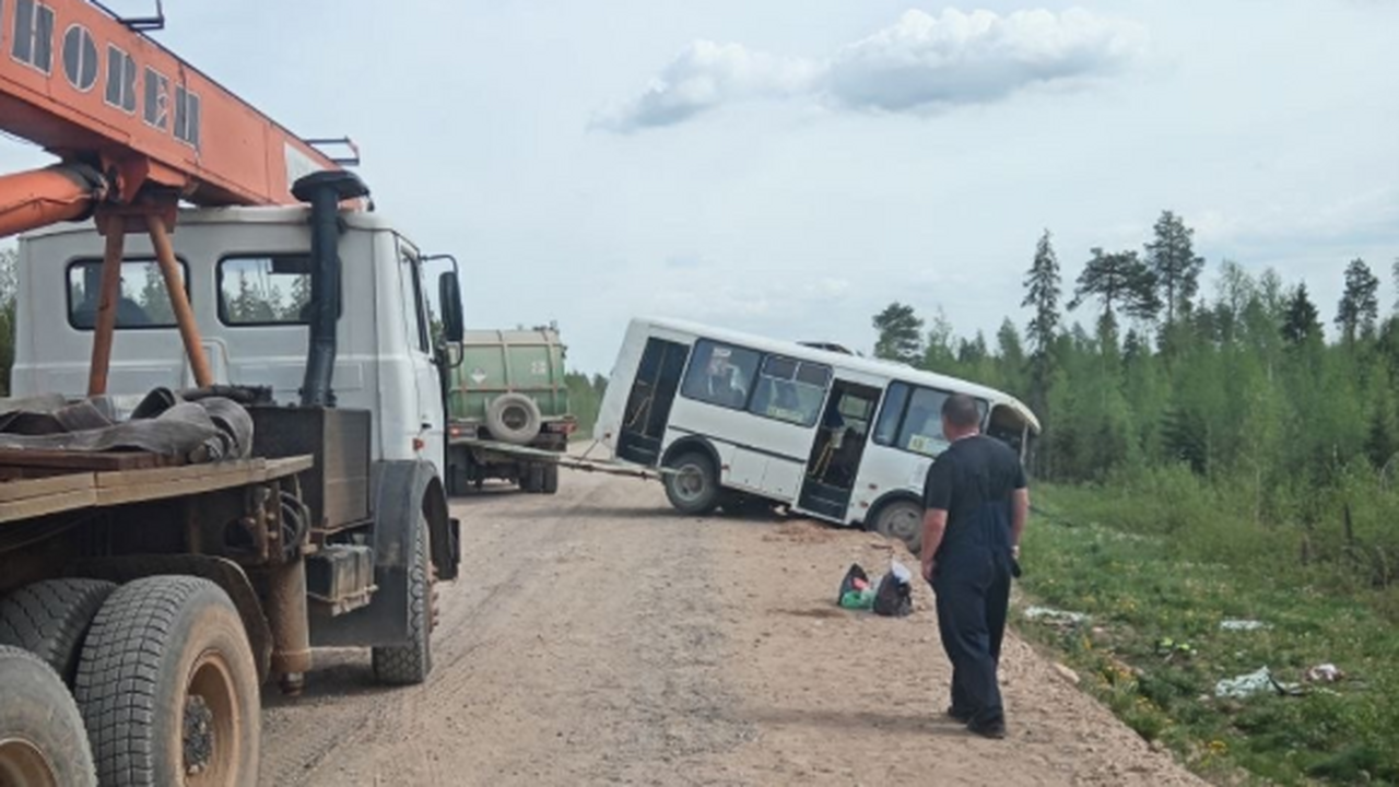 В Архангельской области перевернулся автобус с 18 пассажирами Вечерний рейс будет выполнен резервным автобусо...