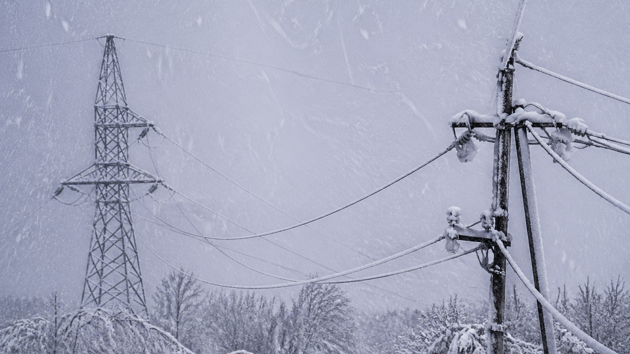 Энергетики восстановили электроснабжение в четы...