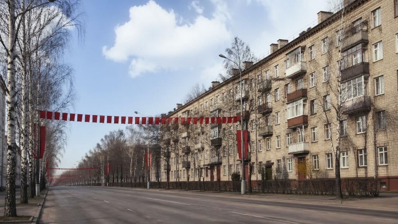 В Архангельске эвакуируют автомобили по маршрут...