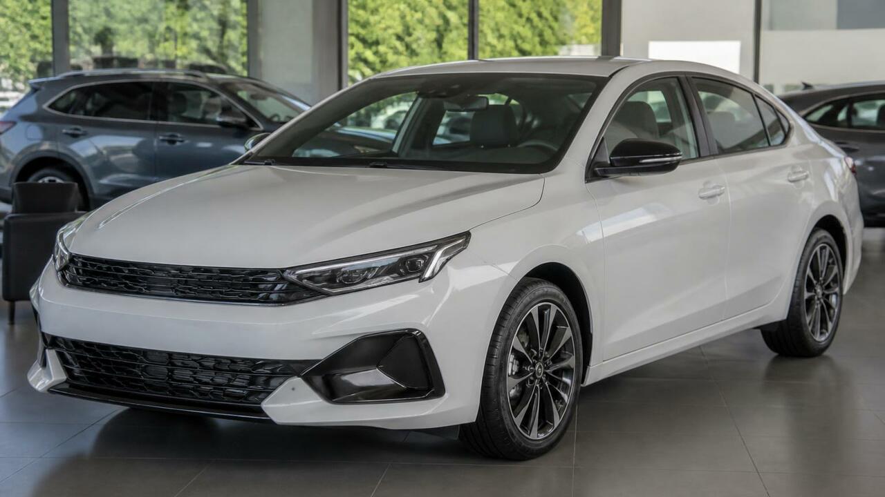 В России начались продажи седанов Kia K3, ввози...