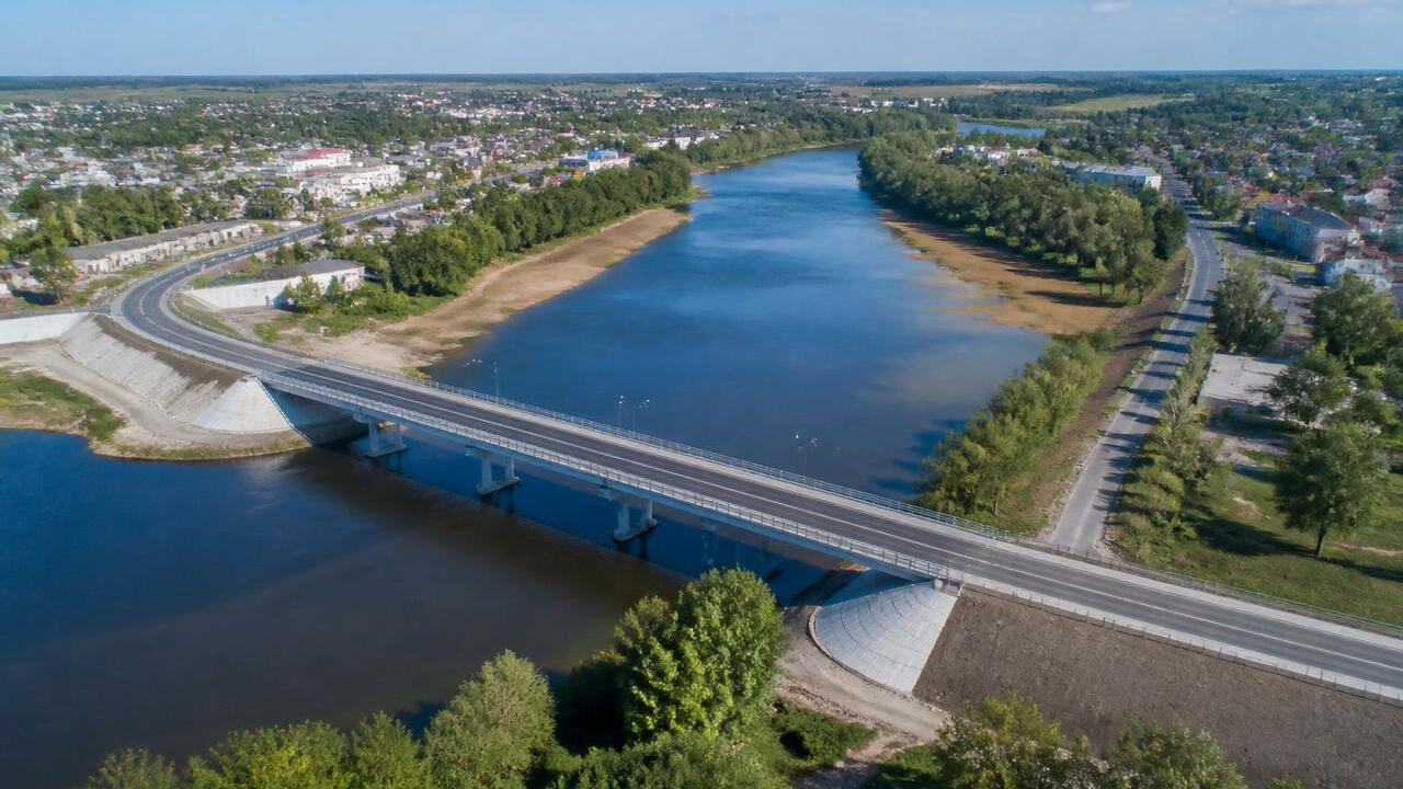 На мосту через реку Вель в Архангельской област...
