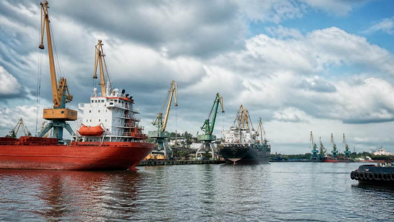 Губернатор поздравил работников морского и речного флота Губернатор Архангельской области Александр Цыбу...