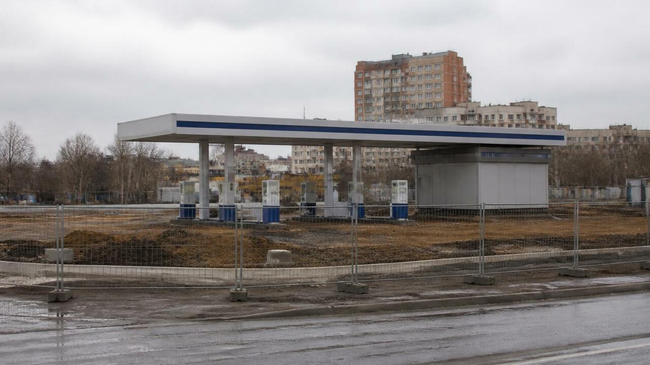 В Архангельске забором огородили две заправки В Архангельске две заправки «Лукойла» огородили...