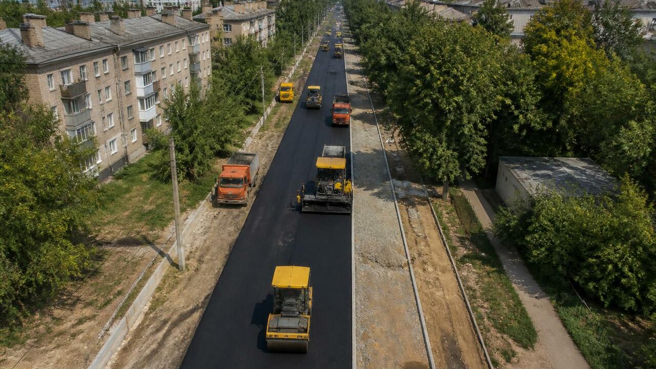 В Няндоме ремонтируют дороги и тротуары на 5 улицах В Няндоме одновременно ремонтируют дороги и тро...