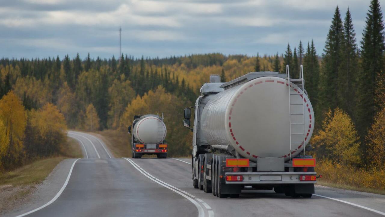 В Архангельскую область едут 35 цистерн с бензи...