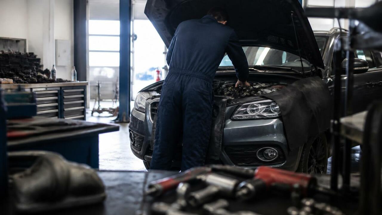 Россиян чаще обманывают в автосервисах: как проверить качество работ Участились случаи мошенничества в автосервисах:...