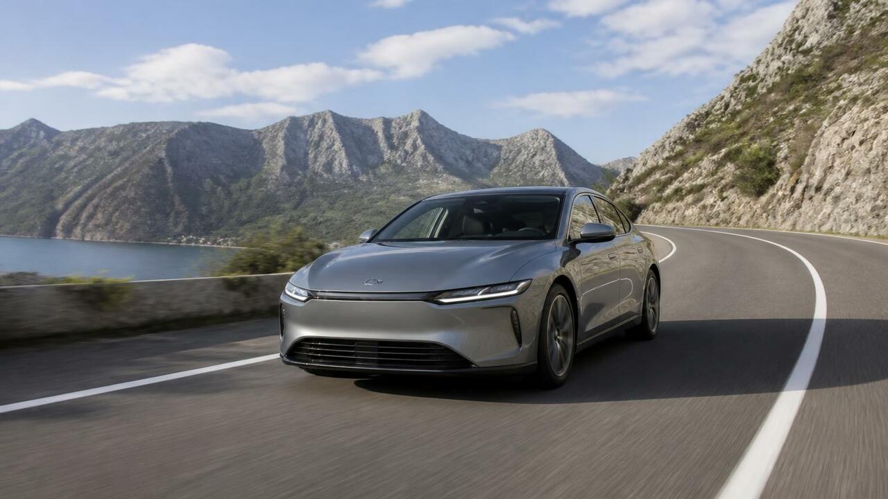Гибрид Geely проехал 2700 км без заправки и установил рекорд Гибридный седан Geely Galaxy A7 EM установил ре...