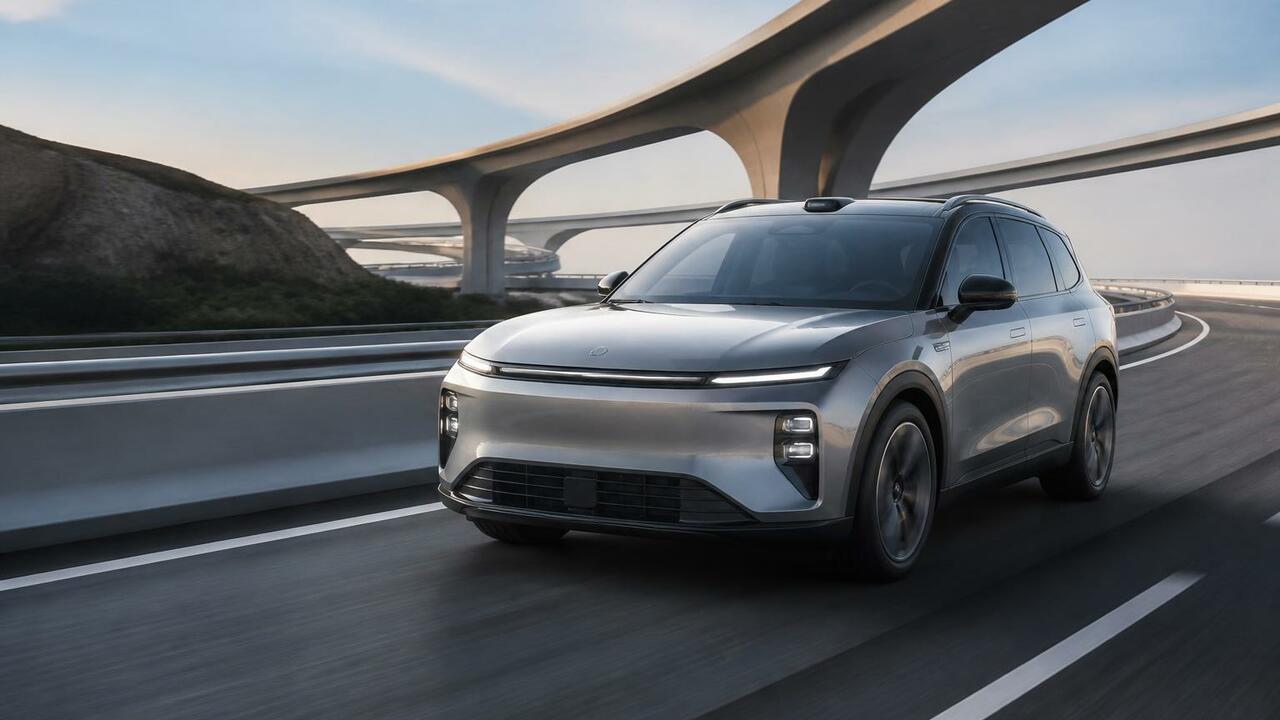 AMG представила электрический кроссовер мощност...