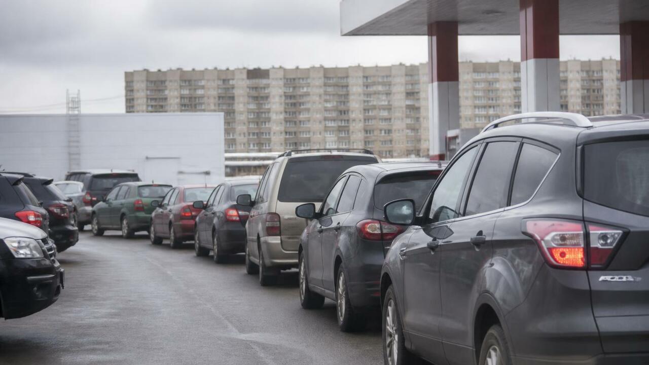 Архангельск встал в очереди за бензином: водители теряют часы В Архангельске дефицит бензина: водители стоят ...