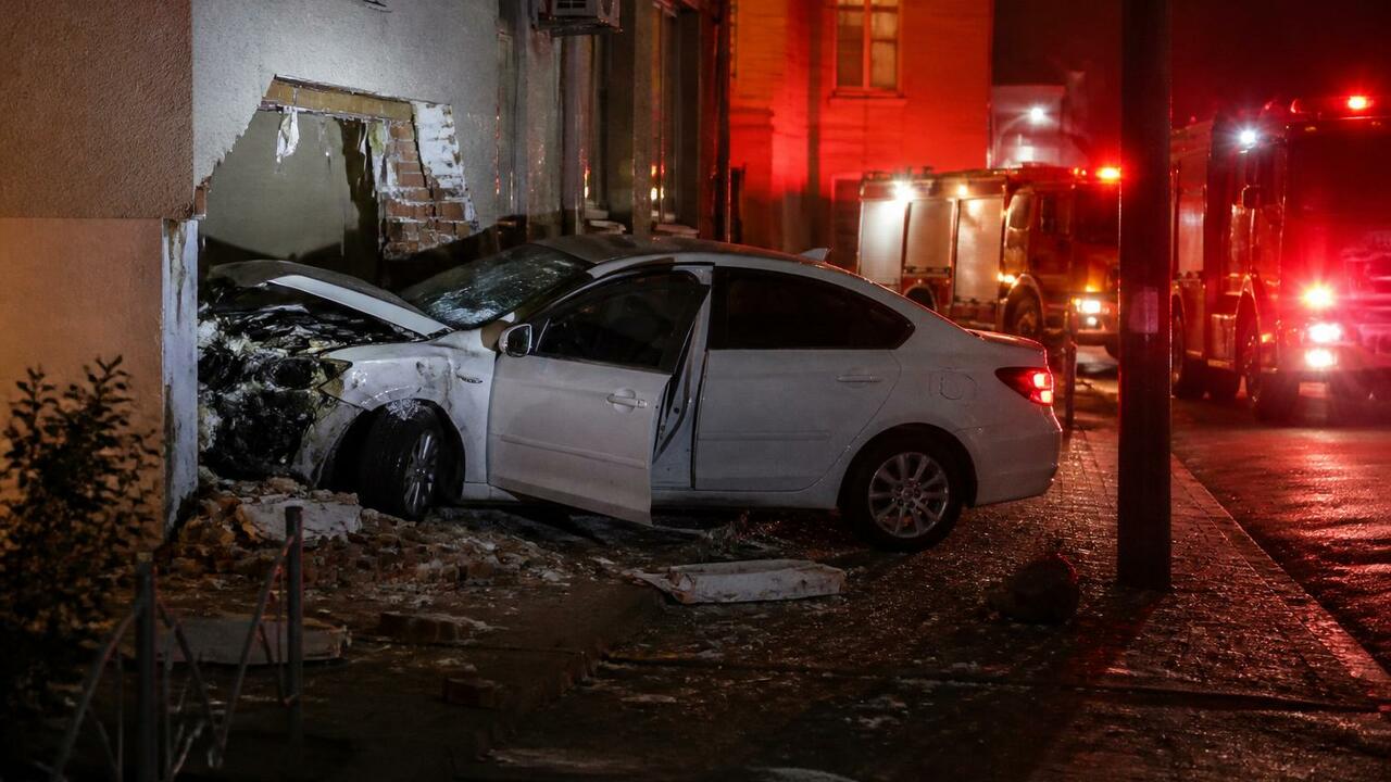 В Северодвинске автомобиль влетел в жилой дом В Северодвинске автомобиль Nissan врезался в жи...