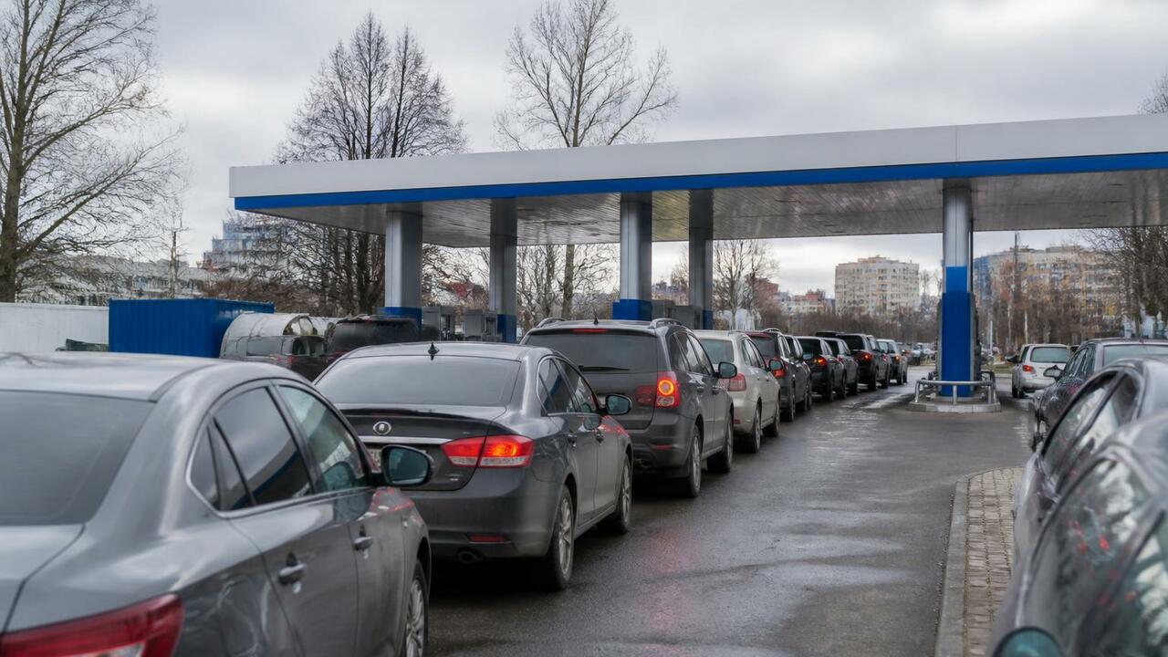 Топливный дефицит разогнал цены на бензин в Архангельской области выше инфляции В Архангельскую область направляют почти 100 ци...
