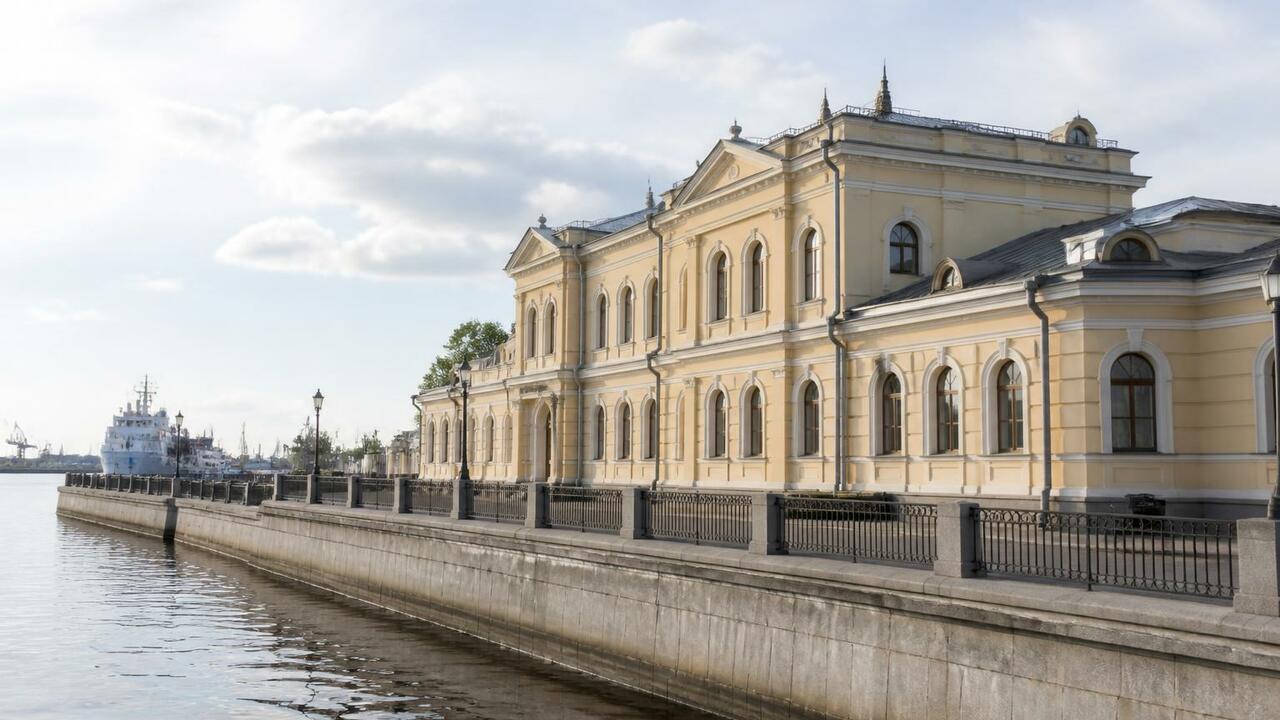 Фасад архангельского МРВ на время реконструкции окрасится в цвет крем-брюле Фасад архангельского МРВ во время реконструкции...