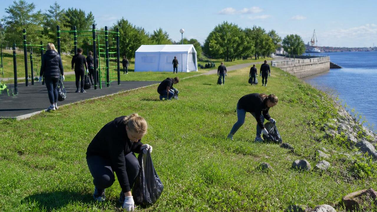Архангелогородцы вышли на уборку берега и сдали нормативы ГТО В Архангельске прошла акция «Север. Вместе»: уб...