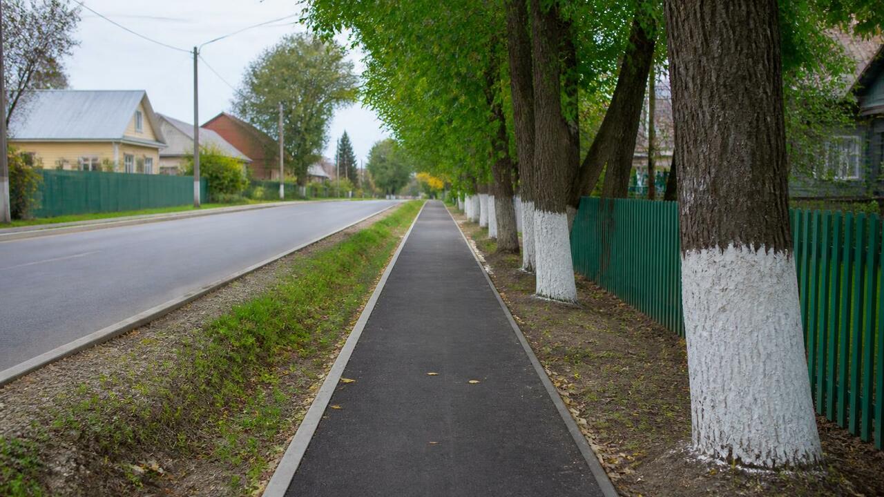 В Вельске на улице Некрасова обустроили тротуар...