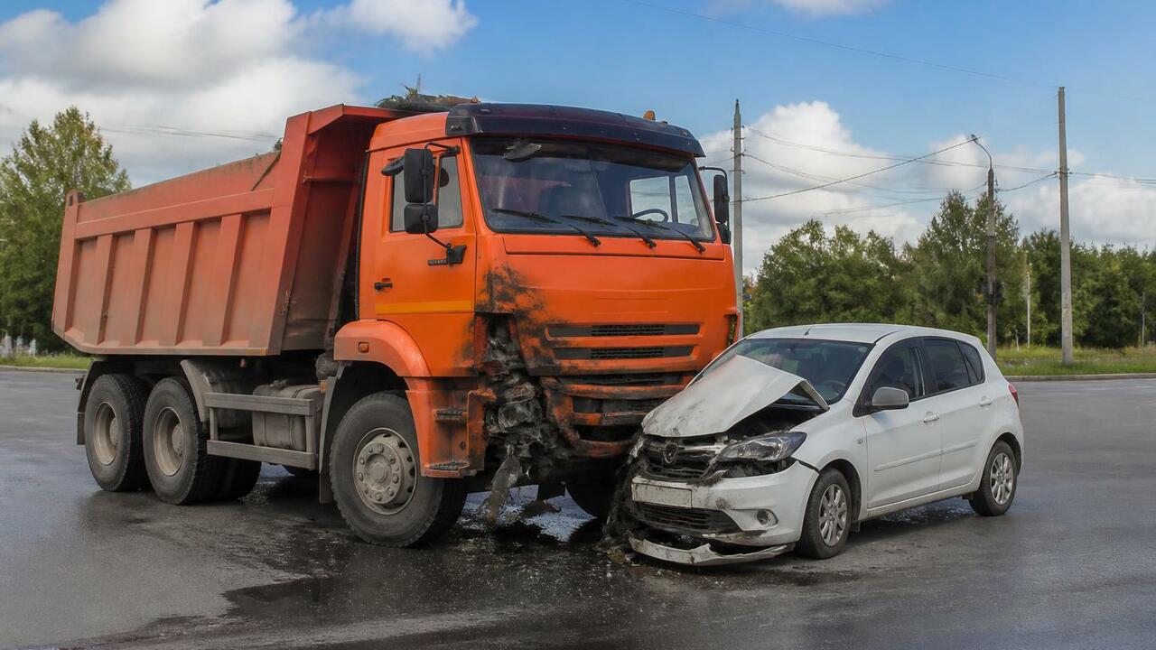 В Вельске 4 августа Renault столкнулся с КАМАЗо...