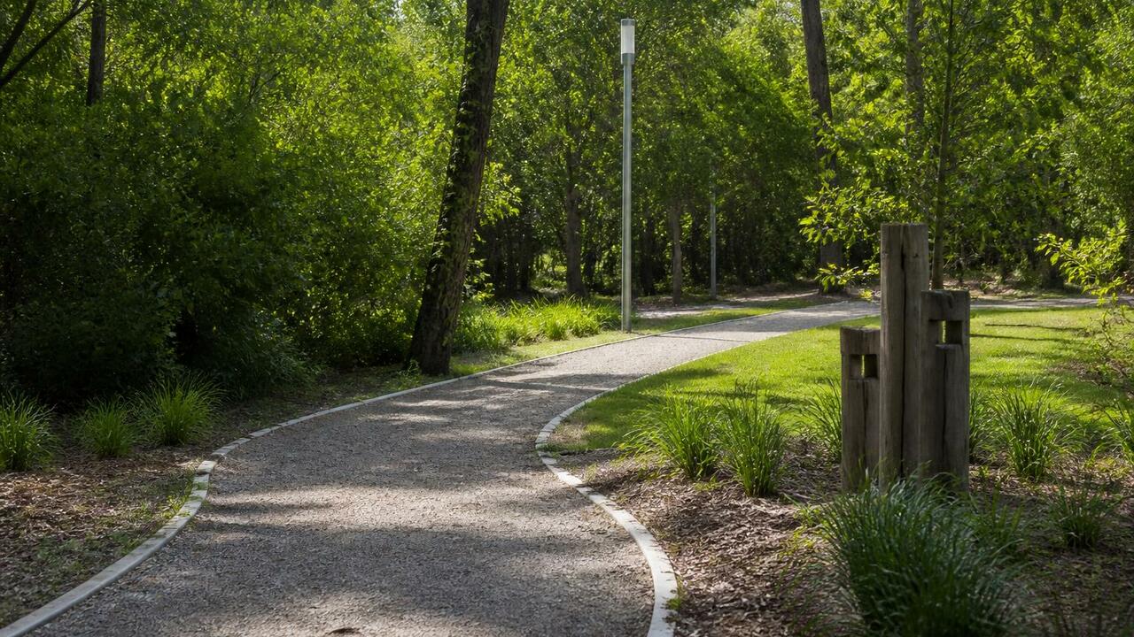 В поселке Вычегодский Котласа парк благоустроен...