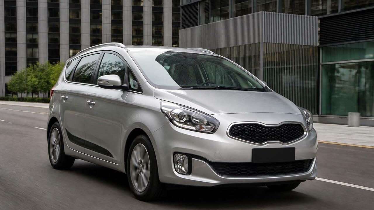 Новый трехрядный компактвэн Kia Carens появился...