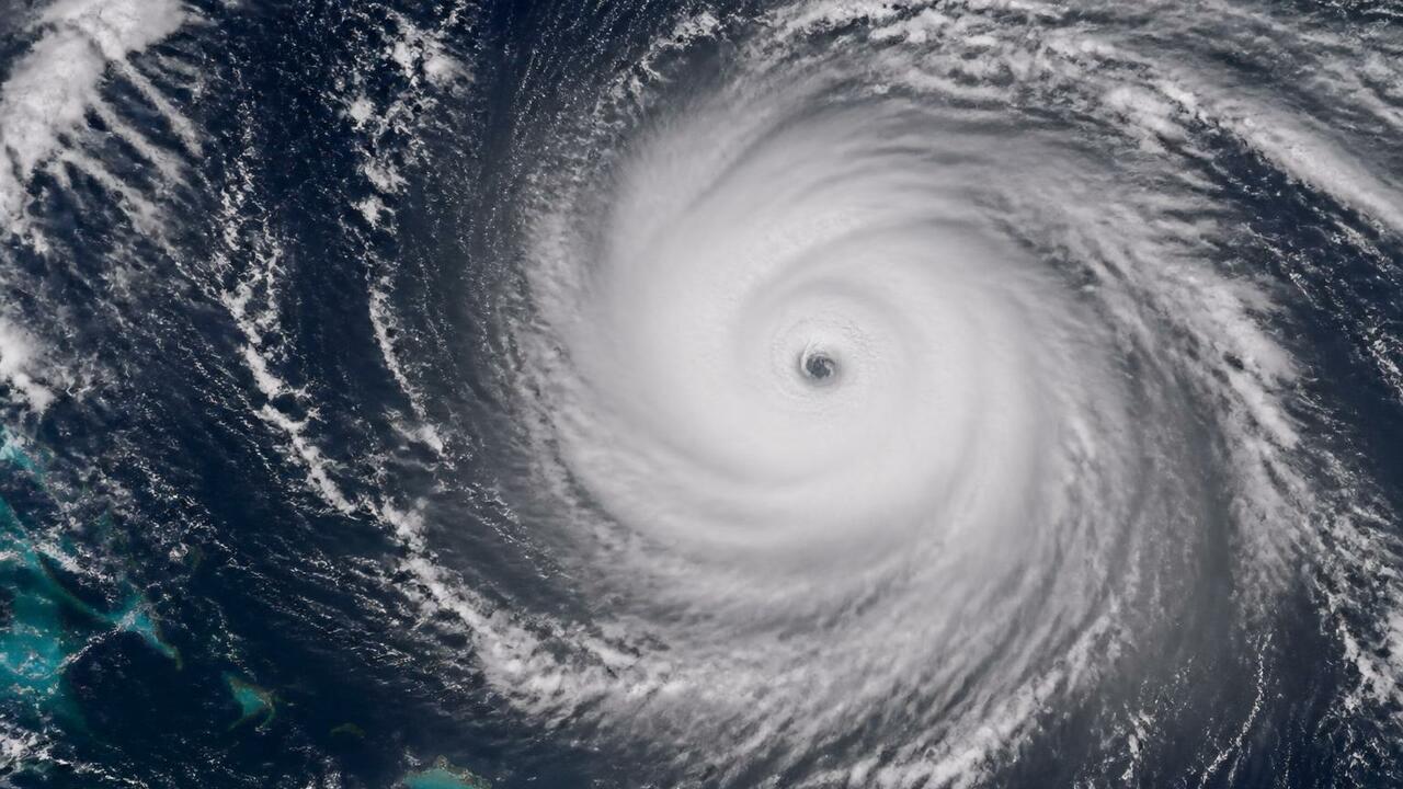 ИИ-система WeatherNext Cyclones от Google DeepM...