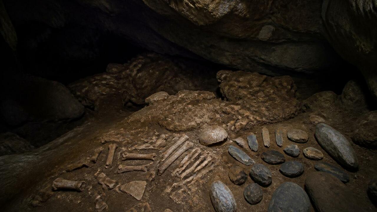 Археологи обнаружили в пещере на юге Карпат 83 ...