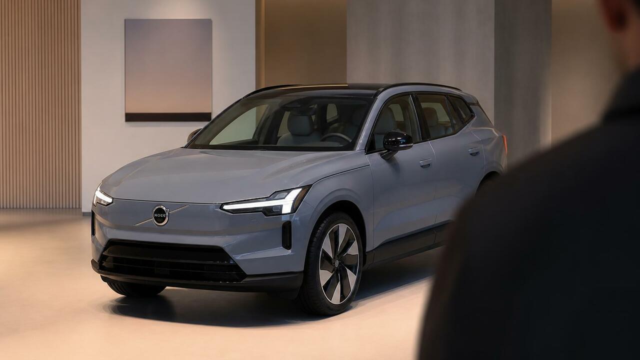 В Москву привезли электрокроссоверы Volvo EX90 ...