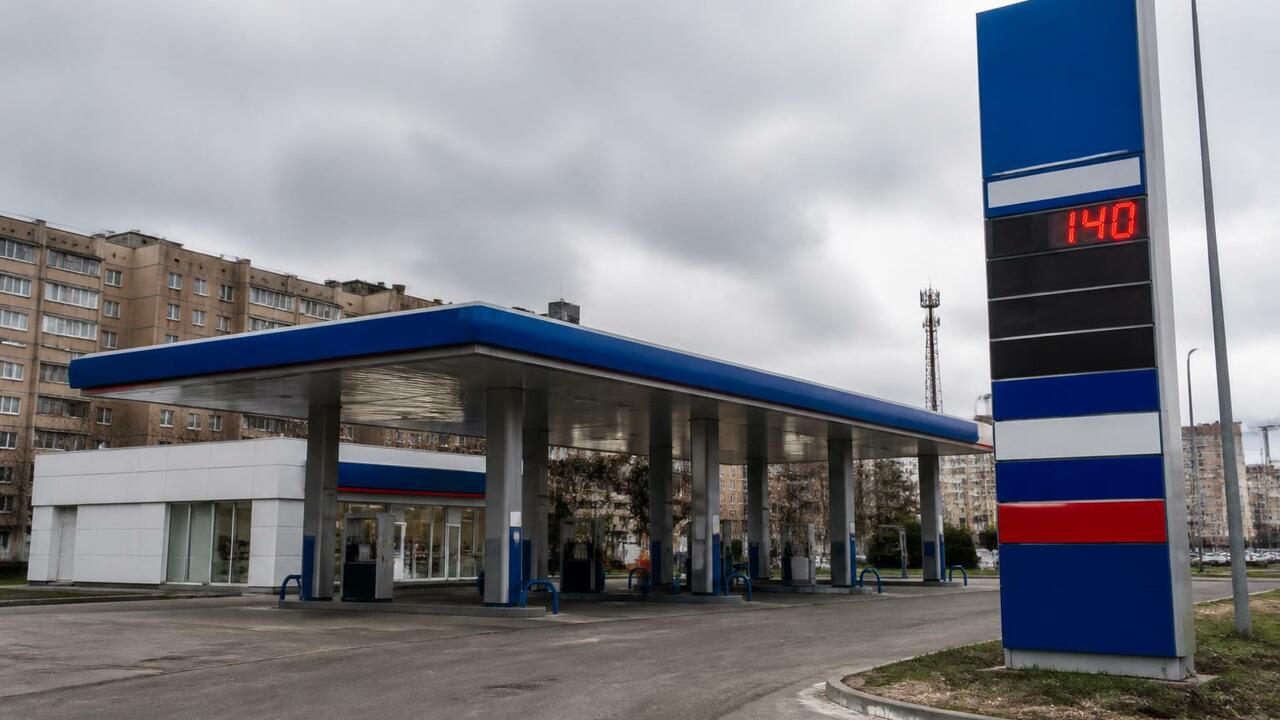 В Архангельске дефицит бензина, цены на АЗС дос...