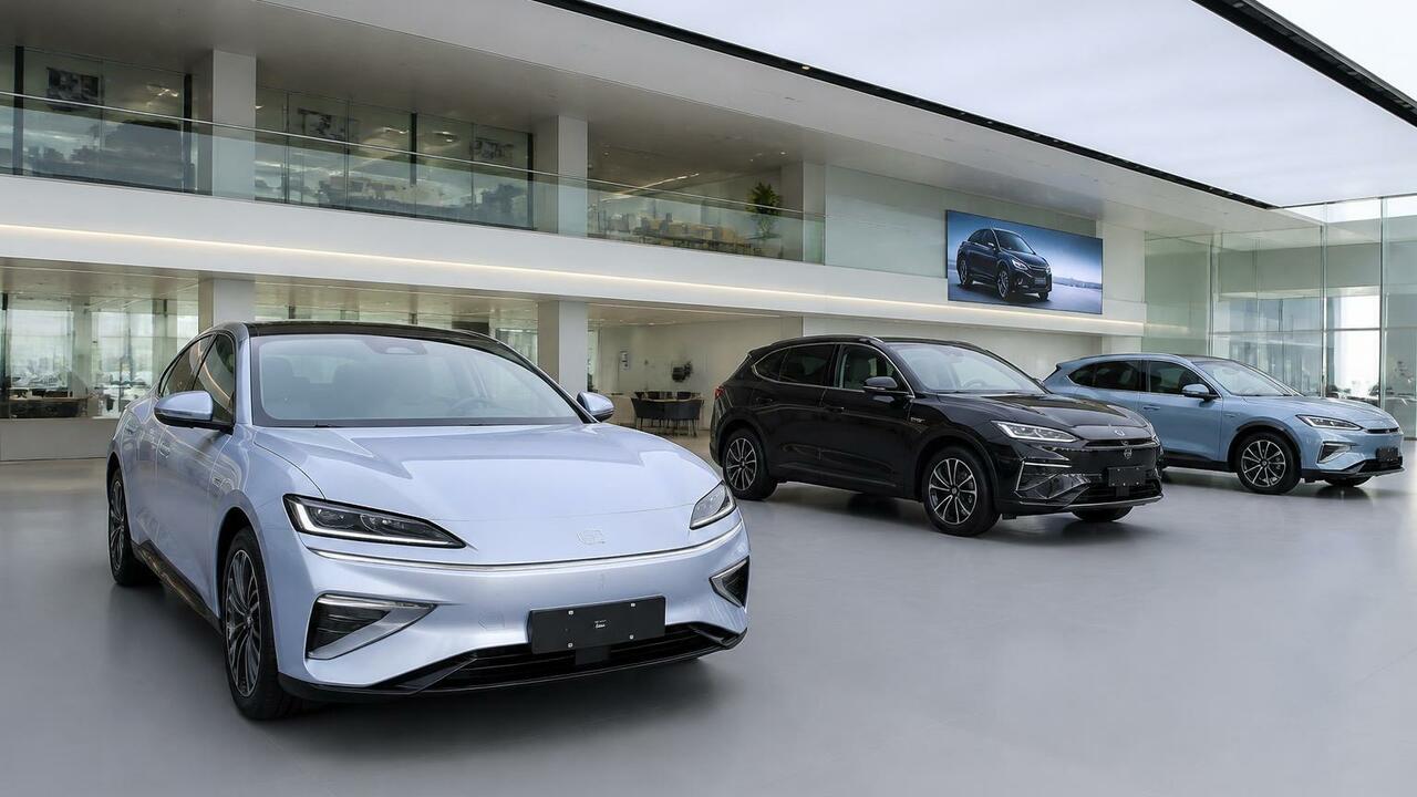 Продажи BYD в августе выросли на 18% до 440 тыс...
