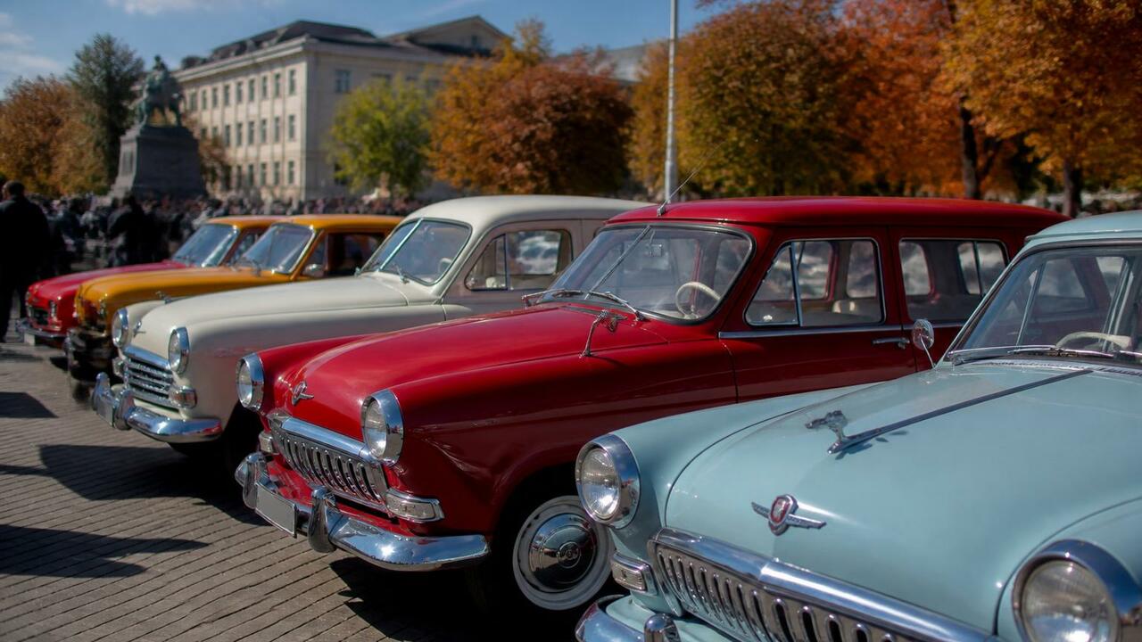 В Софии прошел автосалон с 300 ретро-автомобилями из шести стран На шестом Осеннем автосалоне в Софии представил...