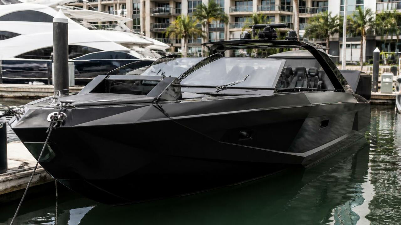 Brabus представил катер Shadow 1000 XC Cross Cabin за 47 млн рублей Brabus представил катер Shadow 1000 XC Cross Ca...