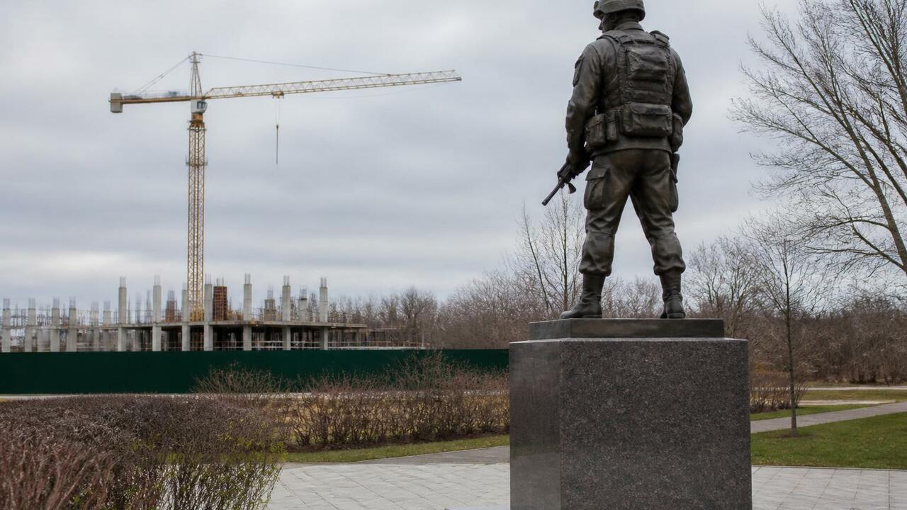 В Северодвинске установят бронзовый монумент в память о трех поколениях бойцов В Северодвинске началась установка бронзового м...