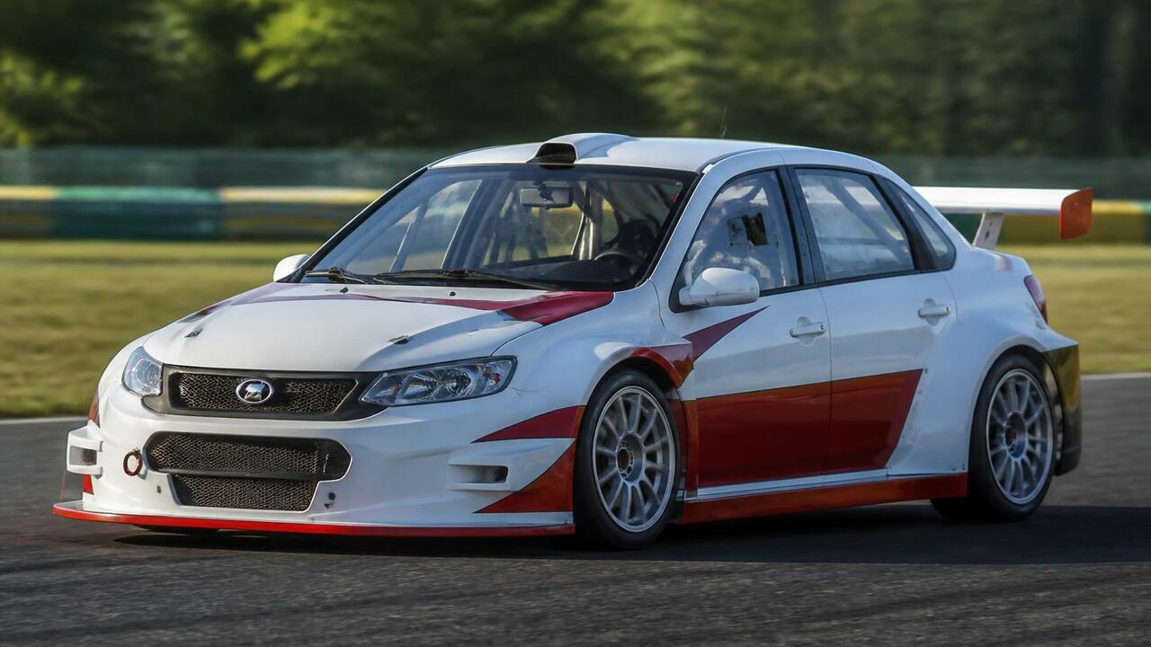 Гоночная Lada Granta Sport S1600 2015 года выст...