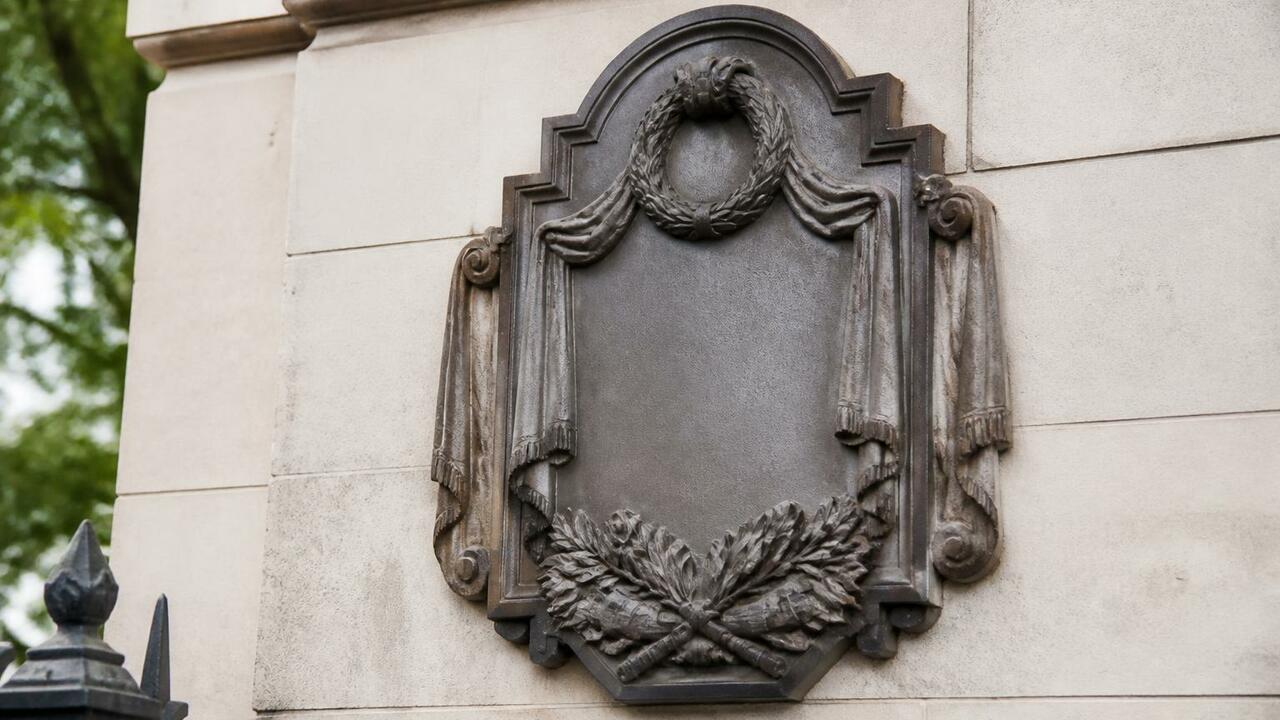 В Архангельске отреставрировали мемориальную до...