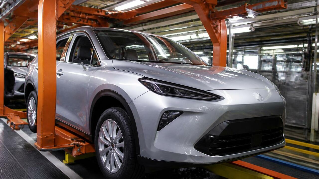 Lada Azimut пообещали сделать дешевле конкурентов На «АвтоВАЗе» стартовало производство кроссовер...