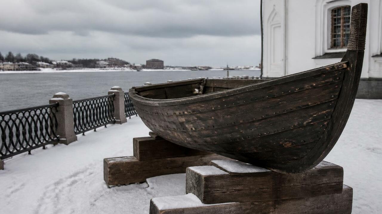 У Северного морского музея в Архангельске устан...