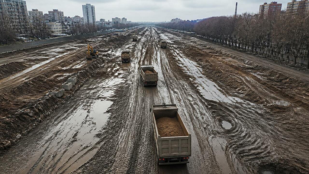 Глина со стройки кампуса завалила Ленинградский проспект в Архангельске Самосвалы вывозят глину со стройки кампуса без ...