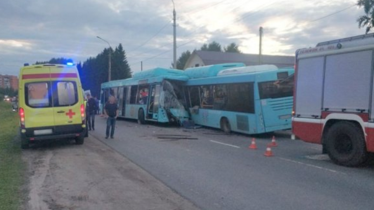 Водитель встречного автобуса серьезно травмиров...