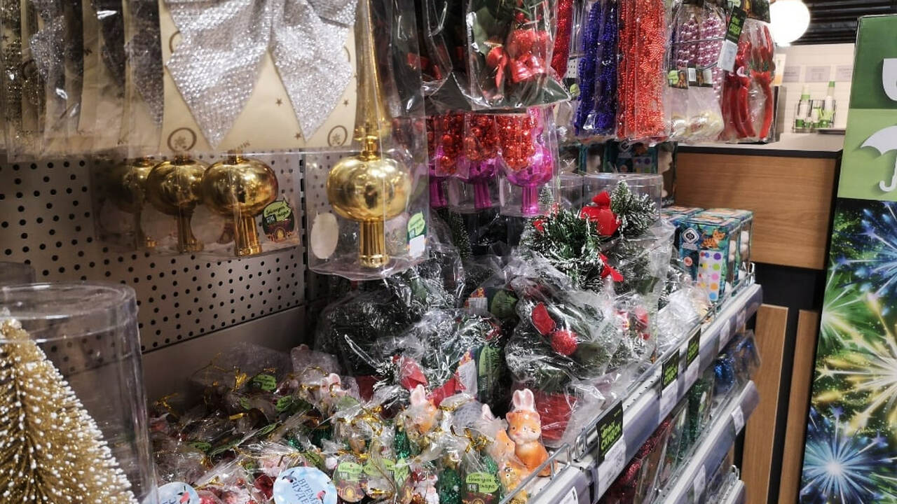 Не дожидаясь декабря, я сделала запасы: подготовила список из 10 категорий товаров, которые, резко подорожают к Новому Году 2026 В преддверии новогодних покупок осень становитс...