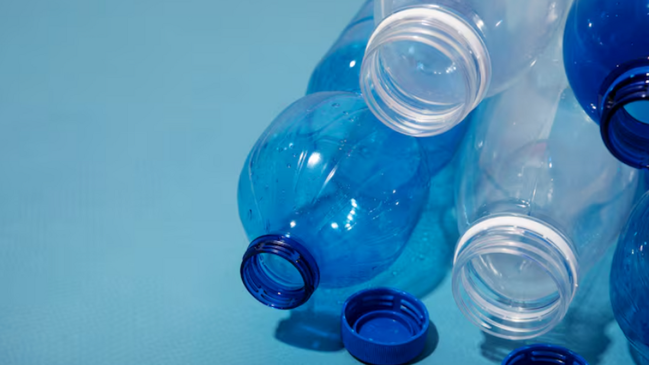 Беру простую пластиковую бутылку и разрезаю - любой засор вылетает просто моментально: о вантузе и сантехниках позабыла Засор в раковине? Простой лайфхак с пластиковой...