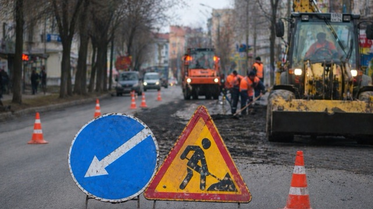 В Мезенском округе продолжается ремонт автомоби...