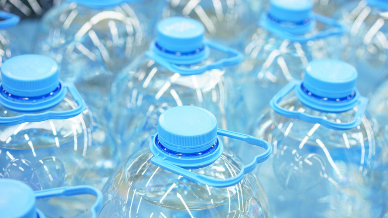 Пластиковые бутылки 5 л берегу, как зеницу ока: делаю с ними вот что — теперь в доме всегда порядок Как сделать корзину для хранения из пластиковых...