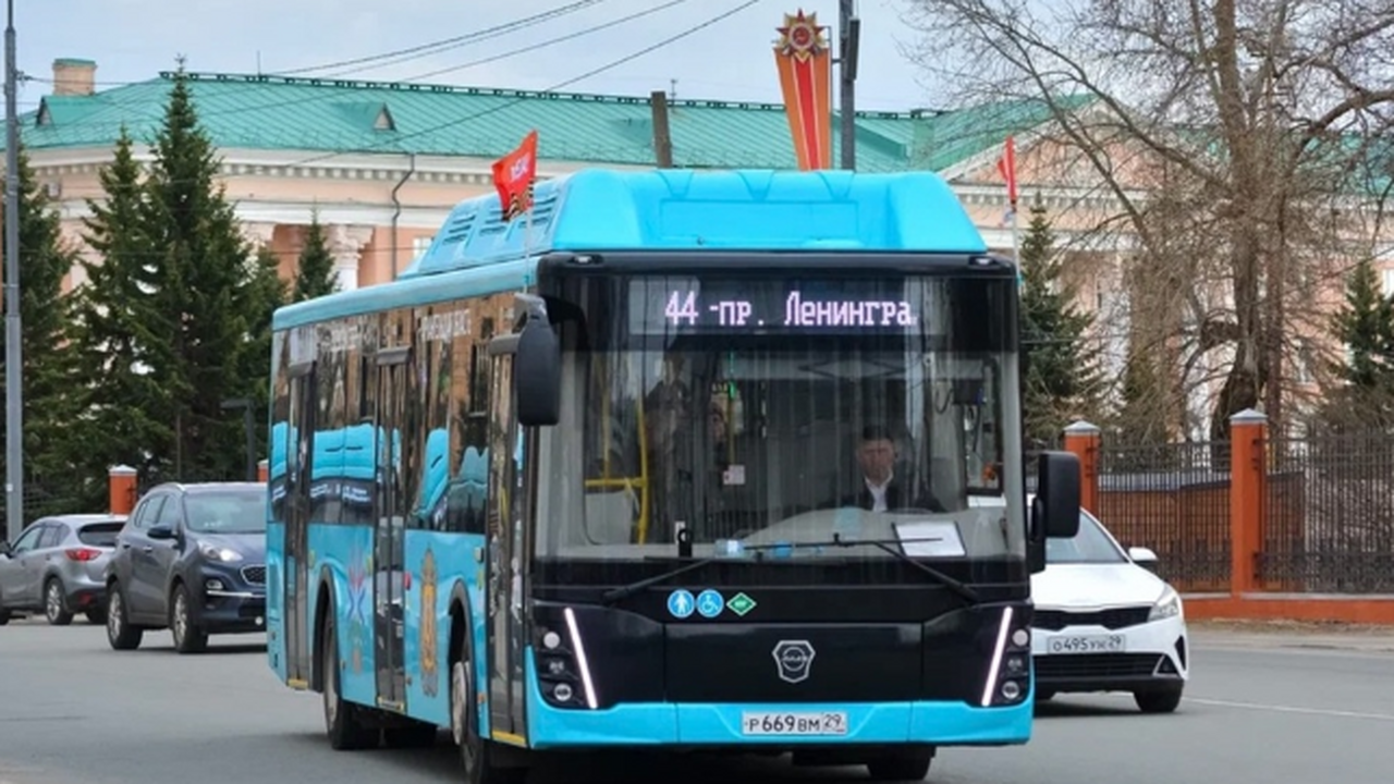 В Северодвинске на Ягринском шоссе столкнулись 2 автобуса В салоне этого автобуса находились 10 пассажиро...